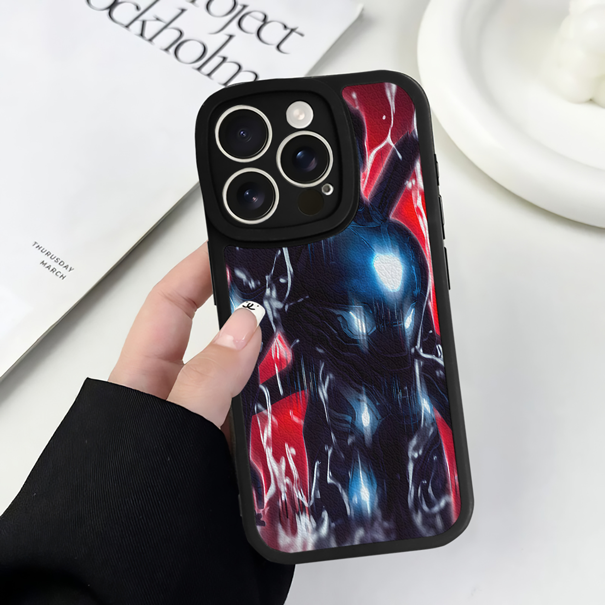 （画像用） アベンジャーズ The Avengers 【iPhone 16シリーズ対応】シリコンスマホケース（レザー調） 材質：シリコン